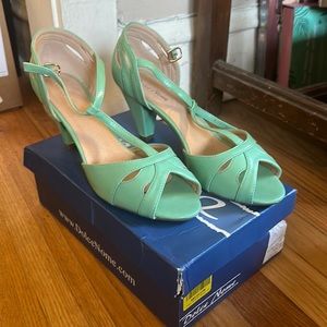 EUC Dolce Nome, Francesca in Seafoam Green/ Sz. 10 (T Strap Heel)